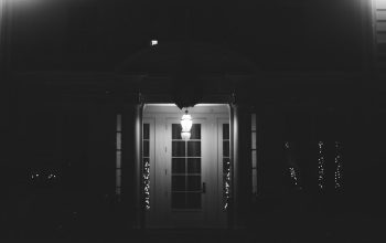 Photo dusk-to-dawn sensor porch wall light