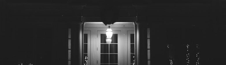 Photo dusk-to-dawn sensor porch wall light