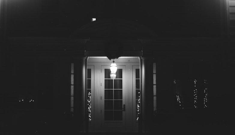 Photo dusk-to-dawn sensor porch wall light